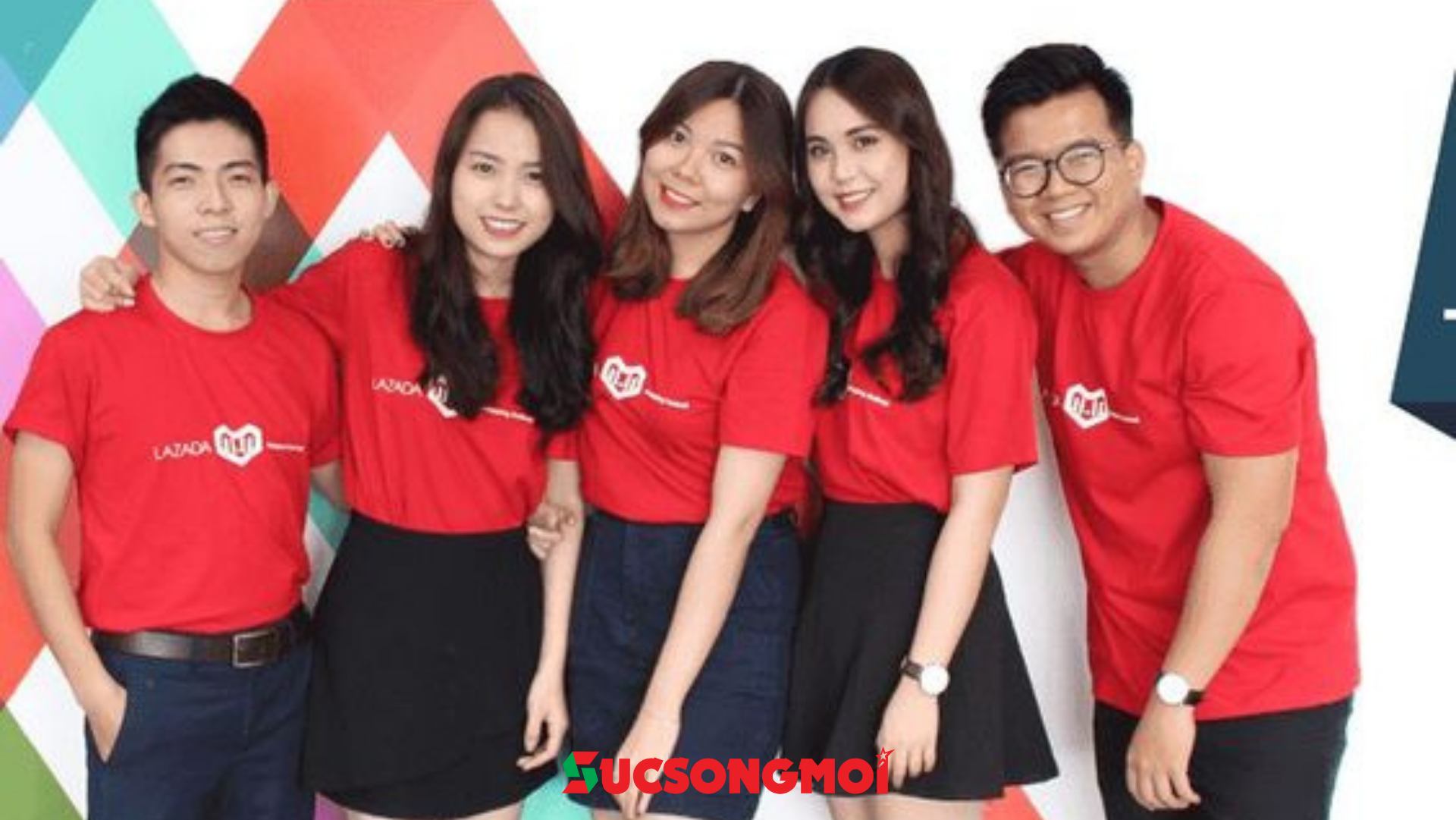 Áo thun đồng phục màu đỏ của Lazada