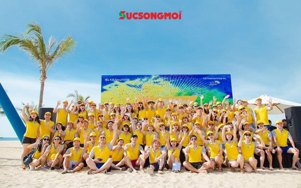 dong-phuc-teambuilding-mau-vang-1