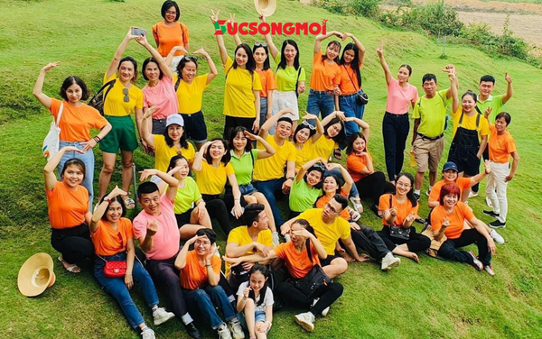 dong-phuc-teambuilding-mau-vang